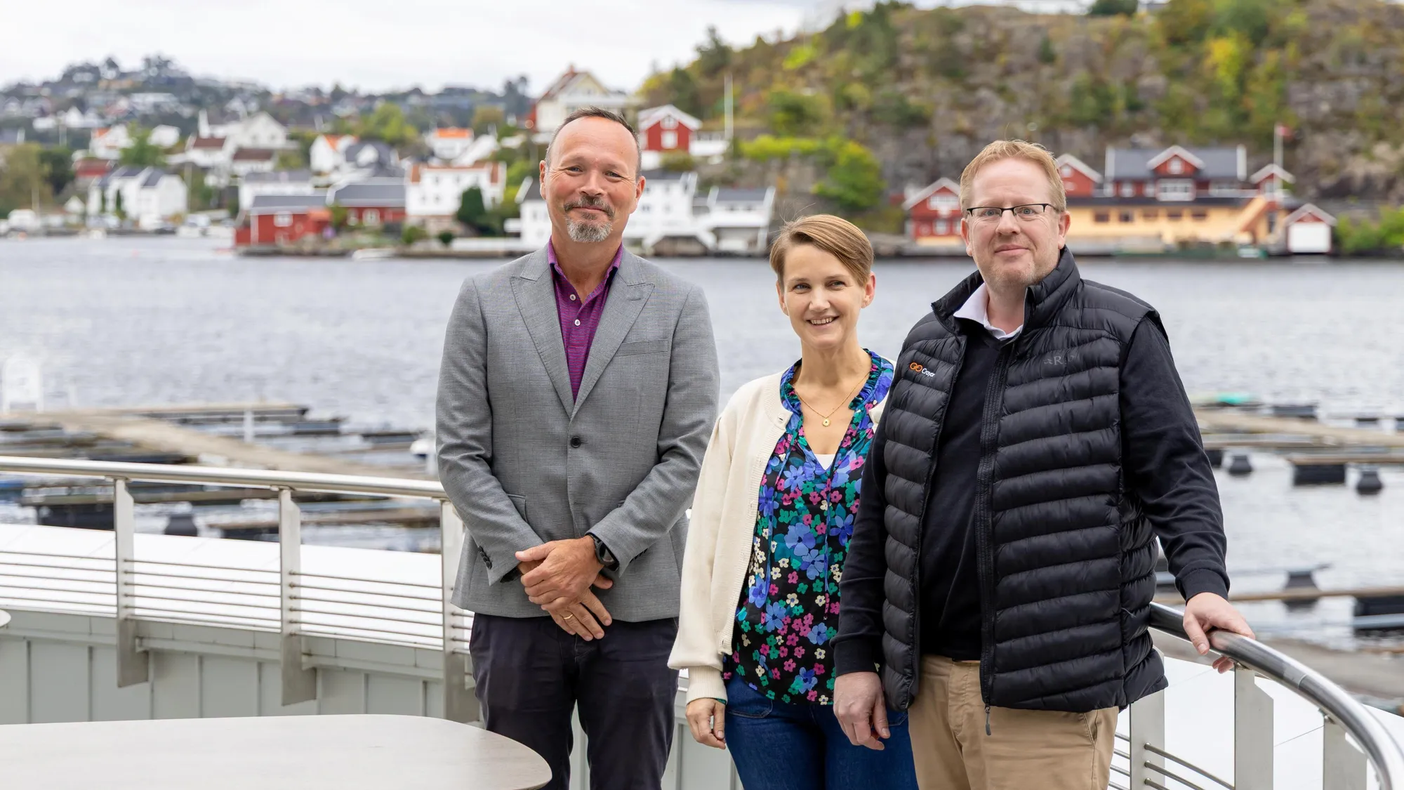 På samme side av bordet som Gard - Crayon
